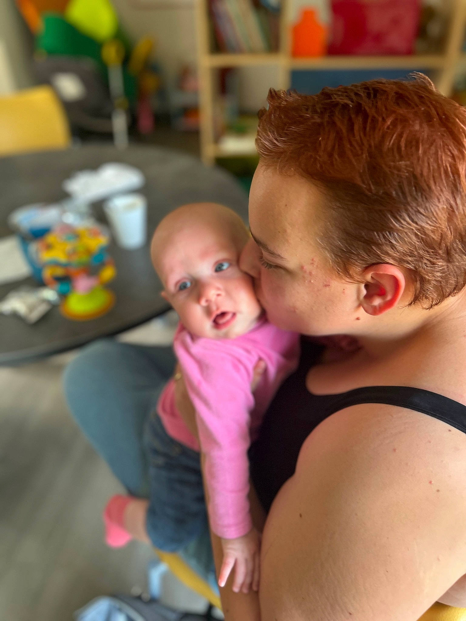 Aëlyah participe au concours pour gagner de l'argent avec cette photo : abdomen, baby, baby_products, chair, chest, child, eyewear, flooring, fun, glasses, happy, leisure, person, play, room, shelf, sitting, sunglasses, toddler, trunk