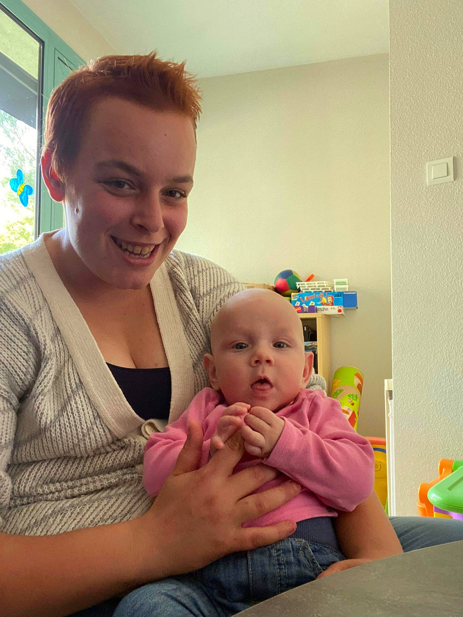 Aëlyah participe au concours pour gagner de l'argent avec cette photo : abdomen, baby, cheek, child, comfort, eye, facial_expression, finger, fun, gesture, happy, jeans, joint, joy, person, shoulder, skin, smile, standing, thigh