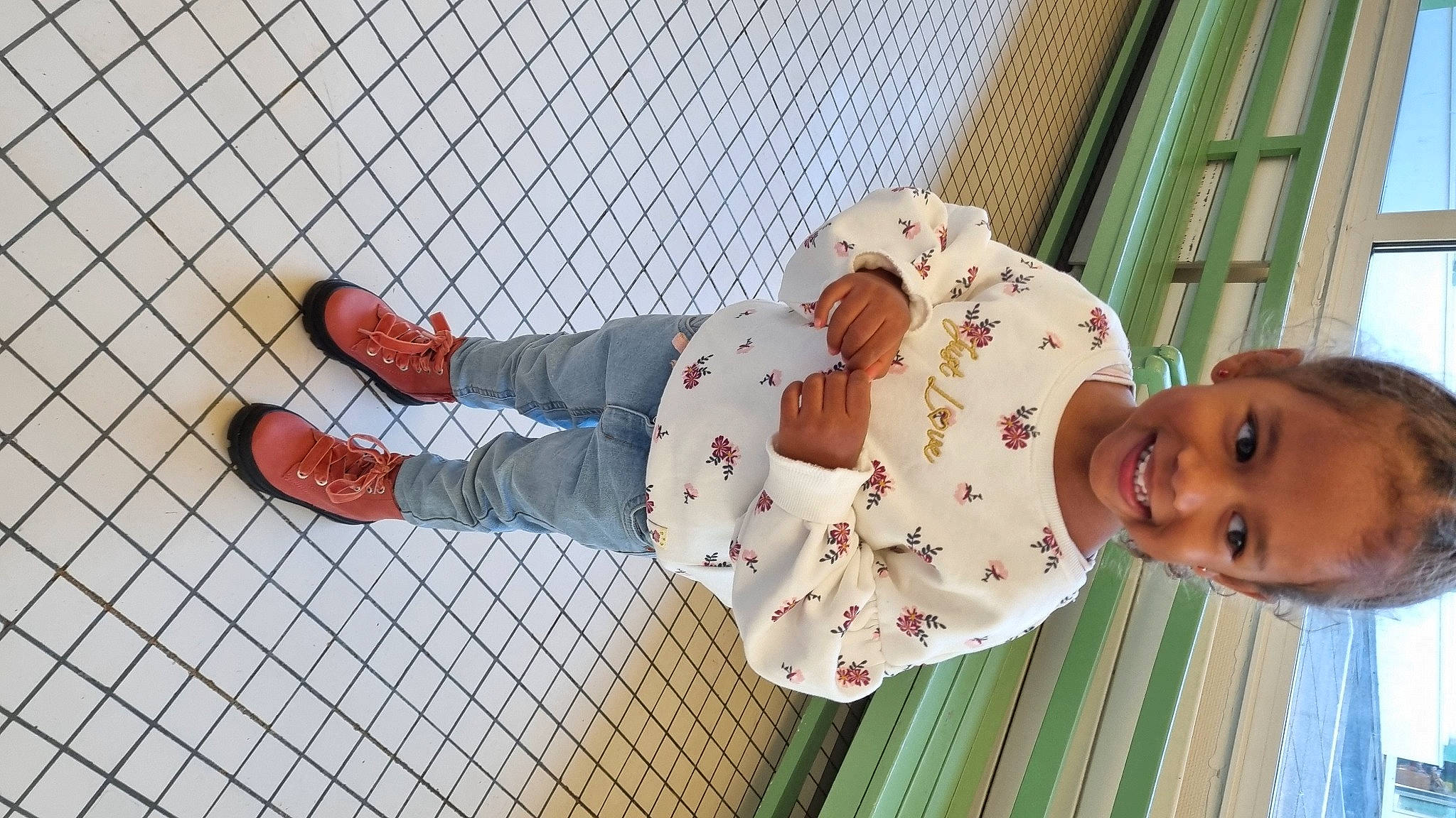 Alyson participe au concours pour gagner de l'argent avec cette photo : ankle, baby, baby_products, baby_safety, baby_toddler_clothing, carmine, child, foot, happy, hat, human_leg, joy, knee, pattern, person, sandal, sleeve, smile, sock, thigh