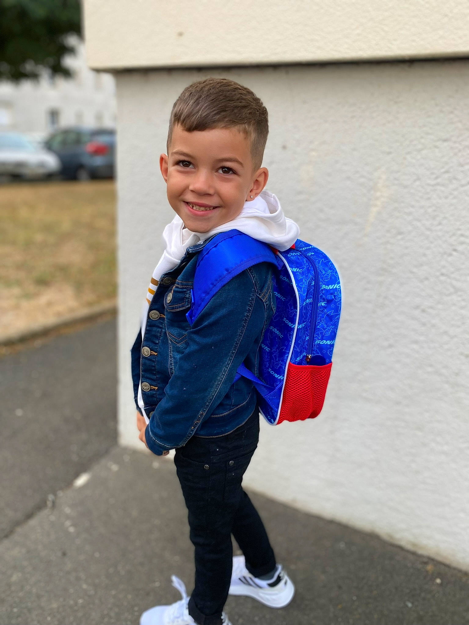 Lyham participe au concours pour gagner de l'argent avec cette photo : child, costume, denim, electric_blue, face, fashion_accessory, fun, happy, joy, leisure, pattern, person, personal_protective_equipment, recreation, sleeve, smile, sportswear, t_shirt, top, travel