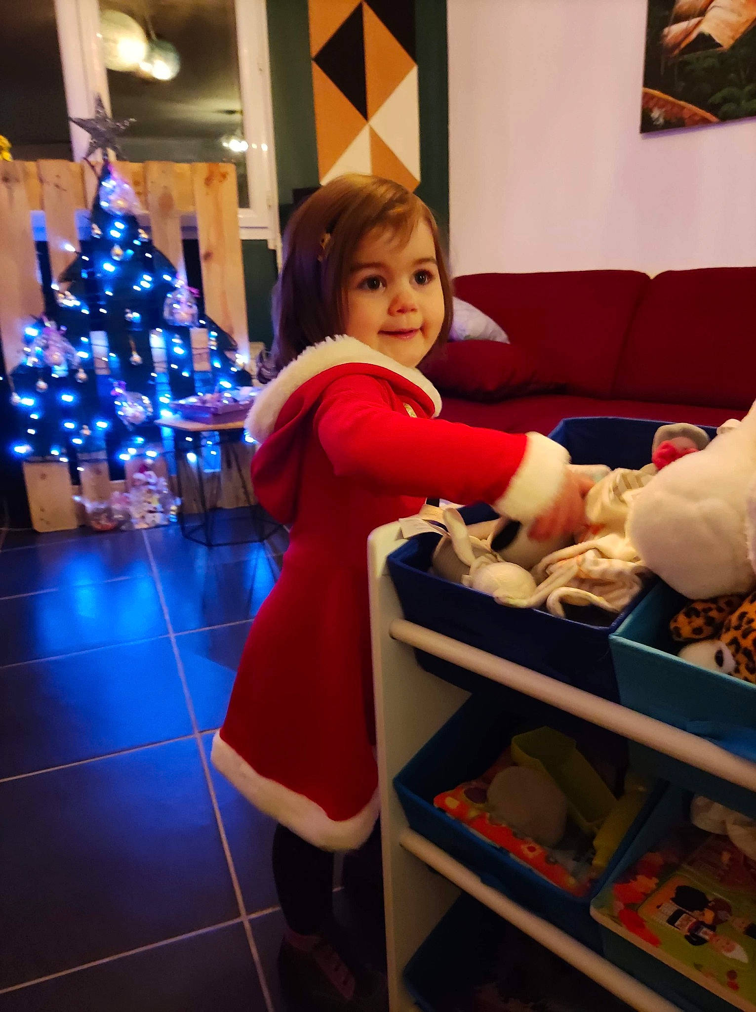 Lorelei participe au concours pour gagner de l'argent avec cette photo : architecture, arm, blue, clothing, event, fun, hair, hairstyle, head, human, human_body, interior_design, joy, leg, lighting, people, person, product, room, shoe