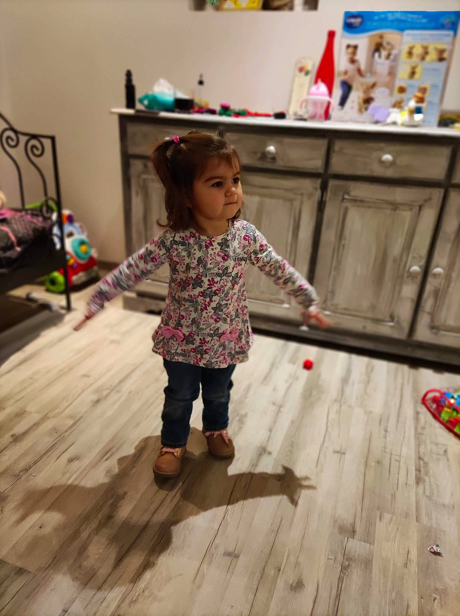 Lorelei a rejoint le concours — aidez-le/la à gagner de superbes lots ! blue, clothing, eye, finger, floor, flooring, fun, green, hair, hardwood, head, home, human, interior_design, leg, people, person, product, room, sitting