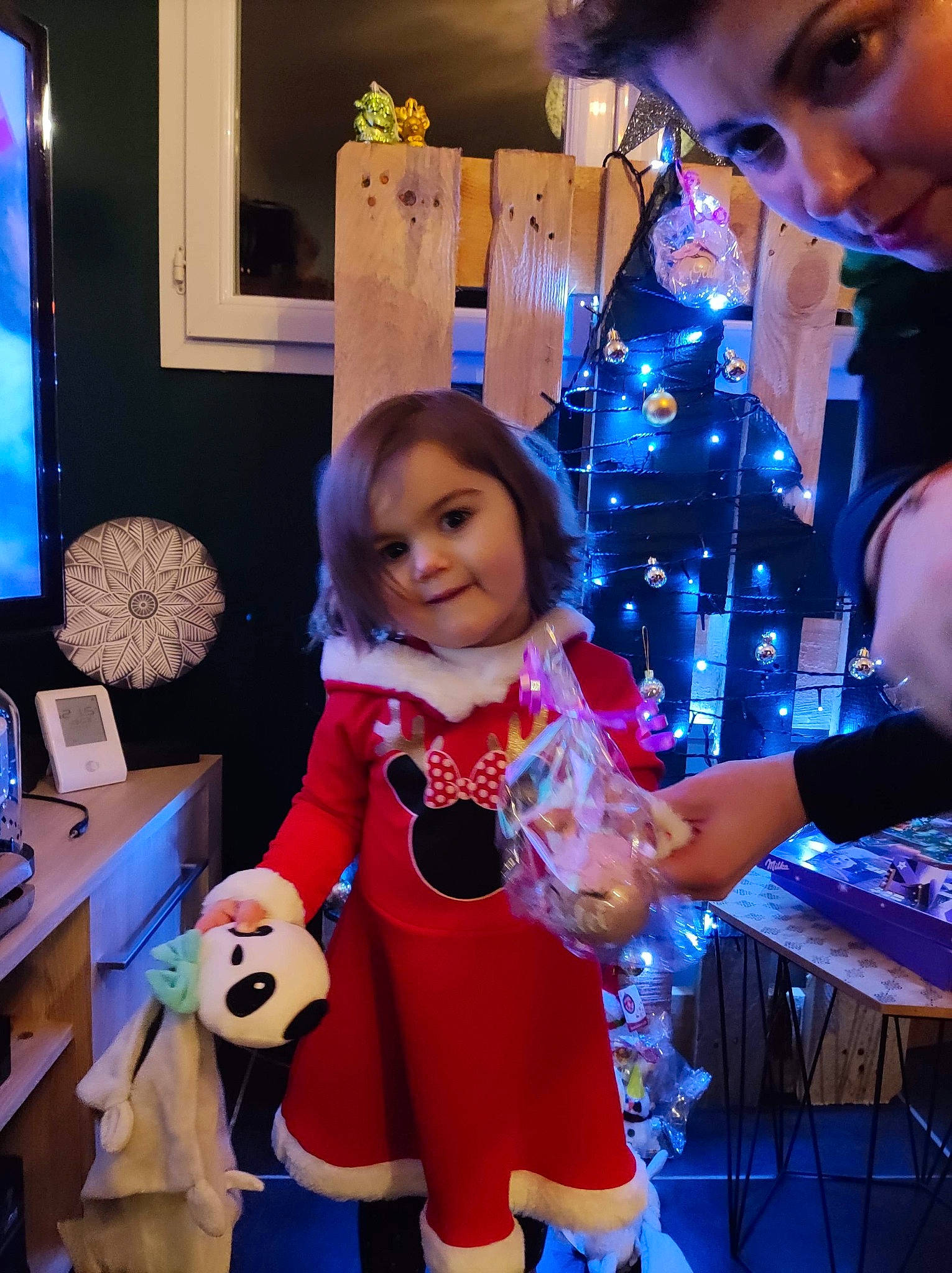 Lorelei participe au concours pour gagner de l'argent avec cette photo : arm, blue, clothing, entertainment, event, eye, face, fun, green, hair, hairstyle, head, human, lighting, people, person, product, room, stuffed_toy, vertebrate