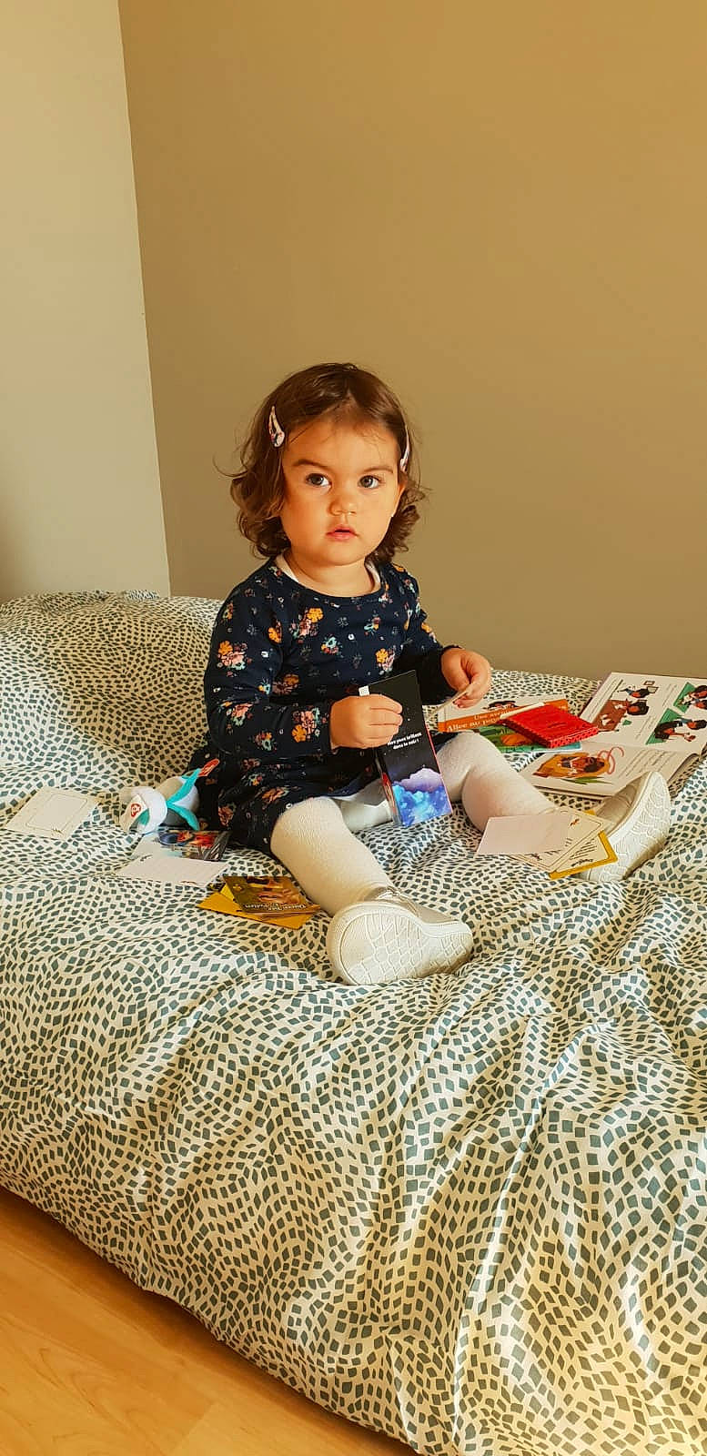 Lorelei participe au concours pour gagner de l'argent avec cette photo : baby, baby_toddler_clothing, bedding, child, comfort, flooring, fun, human_leg, lap, linens, mammal, pattern, person, play, product, room, sitting, sleeve, sock, textile