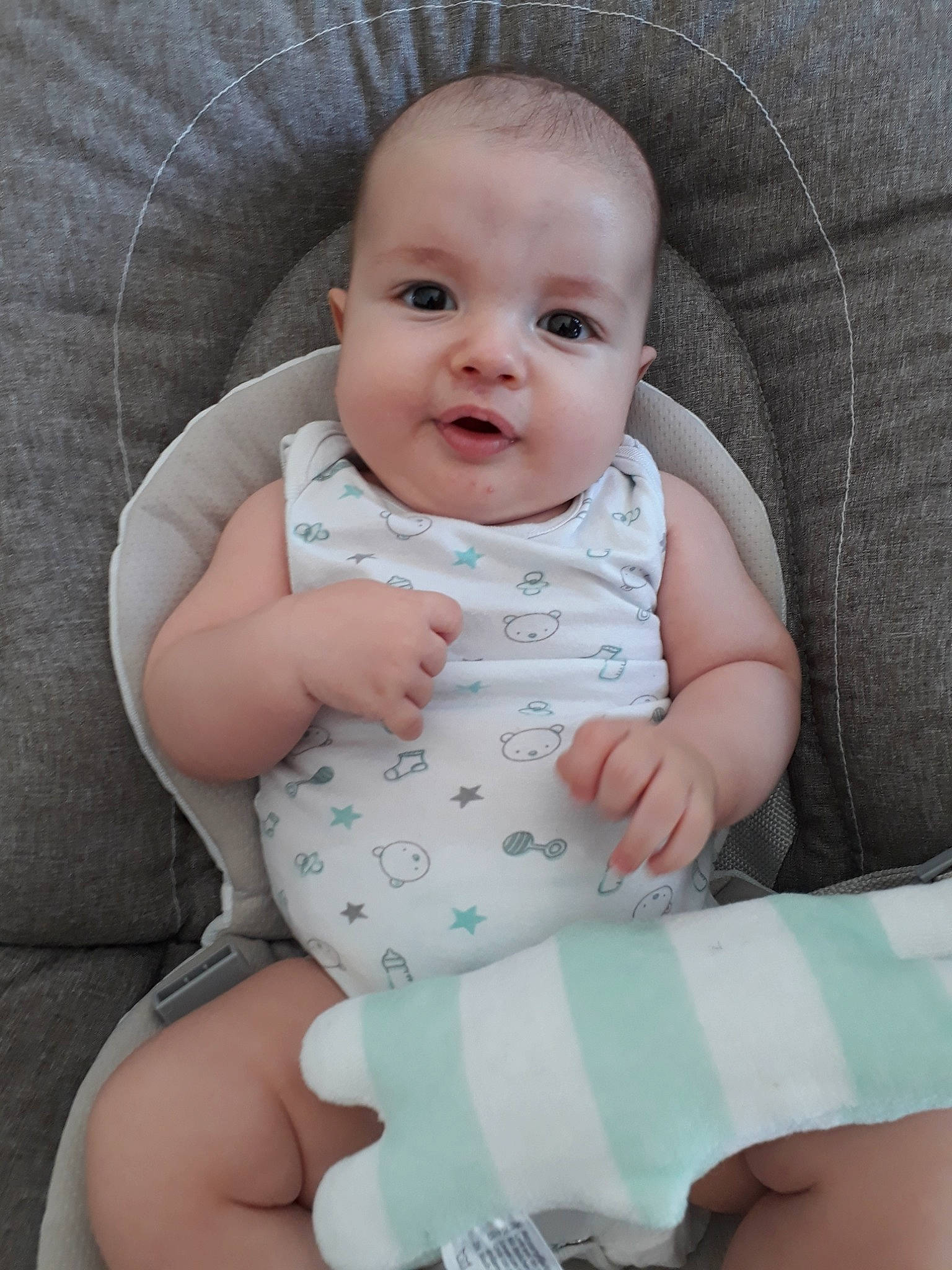 Olivier participe au concours pour gagner de l'argent avec cette photo : baby, baby_products, baby_toddler_clothing, cheek, child, hand, head, iris, person, product, skin, toddler