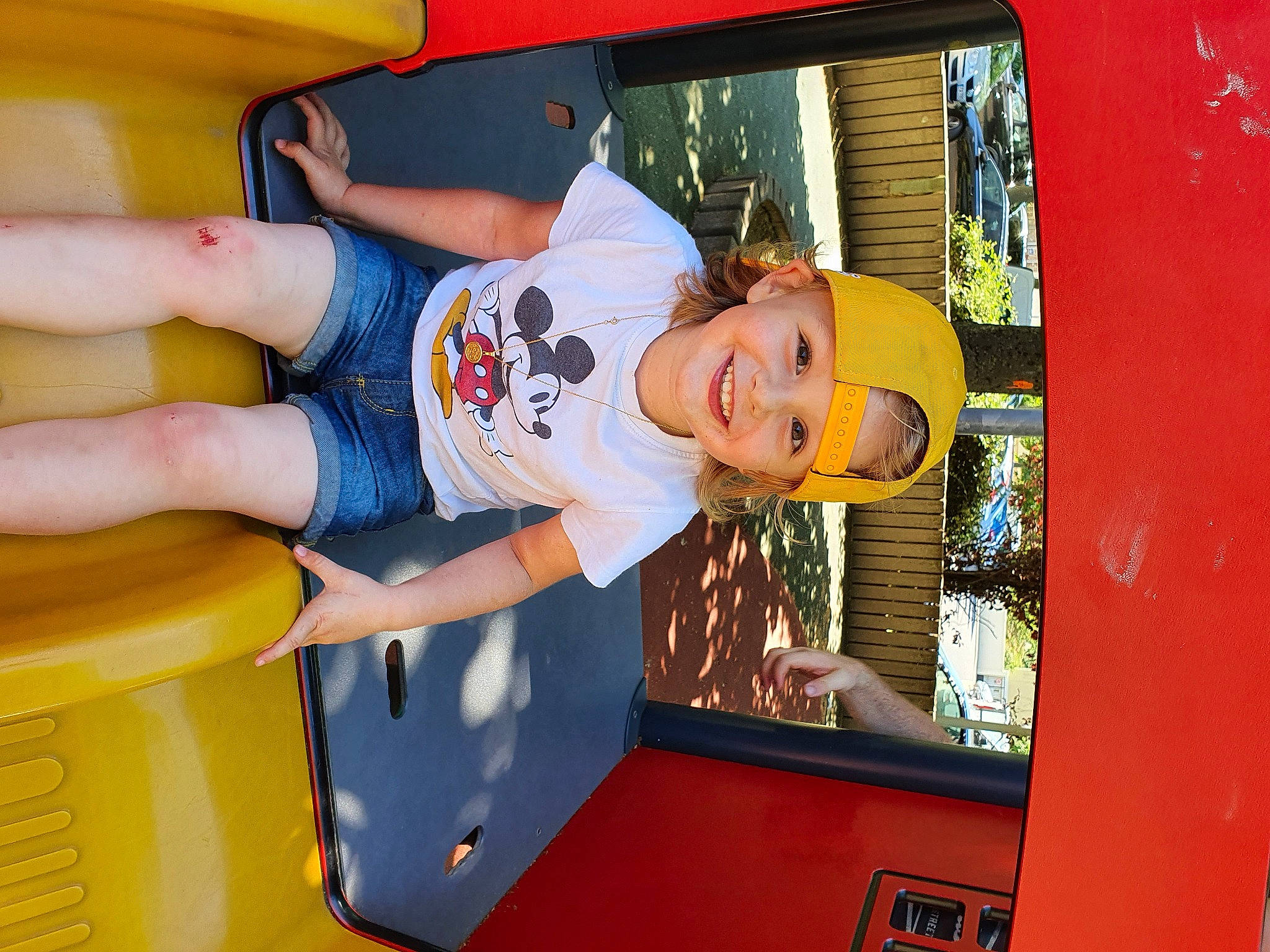 Sloan a rejoint le concours — aidez-le/la à gagner de superbes lots ! baby, baby_toddler_clothing, baseball_cap, child, fun, happy, hat, headwear, human_settlement, joy, leisure, orange, person, play, playground, public_space, recreation, room, shorts, smile