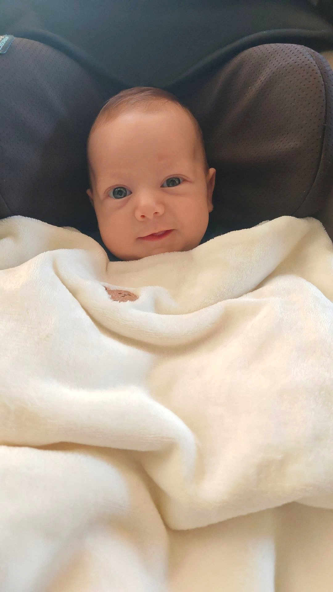 Lissandro participe au concours pour gagner de l'argent avec cette photo : baby, blanket, face, infant, child, smile, cushion, seat, cozy, soft, indoor, portrait, cute, wrapped, warm, young, head, eyes, person, comfort