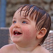 Gautier participe au concours pour gagner de l'argent avec cette photo : toddler, child, wet_hair, blue_eyes, smiling, happy, face, closeup, water_droplets, skin, cheeks, mouth, teeth, innocence, joy, portrait, outdoor, natural_light, expression, person