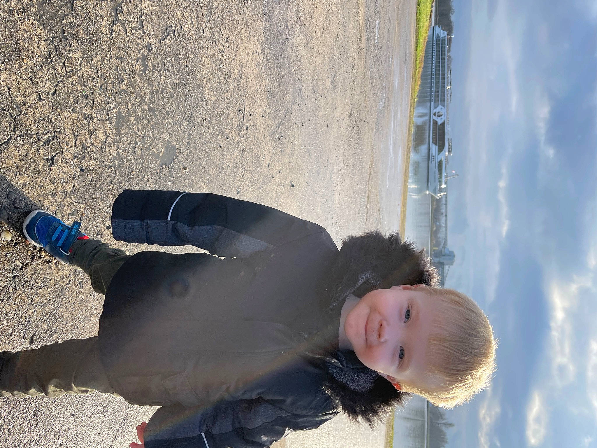 Thimeo participe au concours pour gagner de l'argent avec cette photo : asphalt, car, cloud, electric_blue, eyewear, flash_photography, fun, happy, human_leg, leisure, pattern, people_in_nature, person, road_surface, shadow, sitting, sky, sunglasses, tints_and_shades, toddler