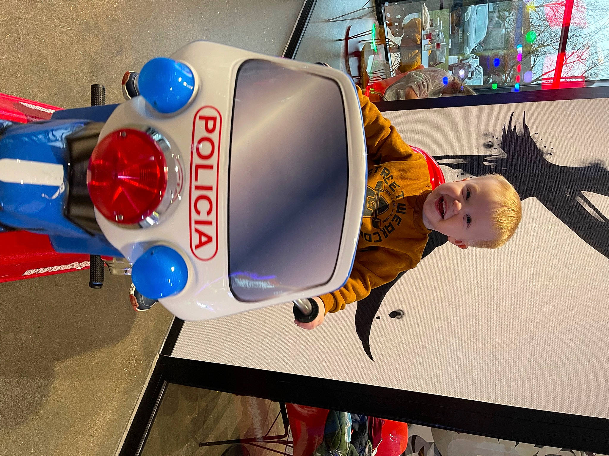 Thimeo a rejoint le concours — aidez-le/la à gagner de superbes lots ! art, automotive_design, automotive_tire, child, electric_blue, engineering, fun, gadget, games, helmet, machine, motor_vehicle, person, personal_protective_equipment, recreation, table, tire, toddler, vehicle, vehicle_door