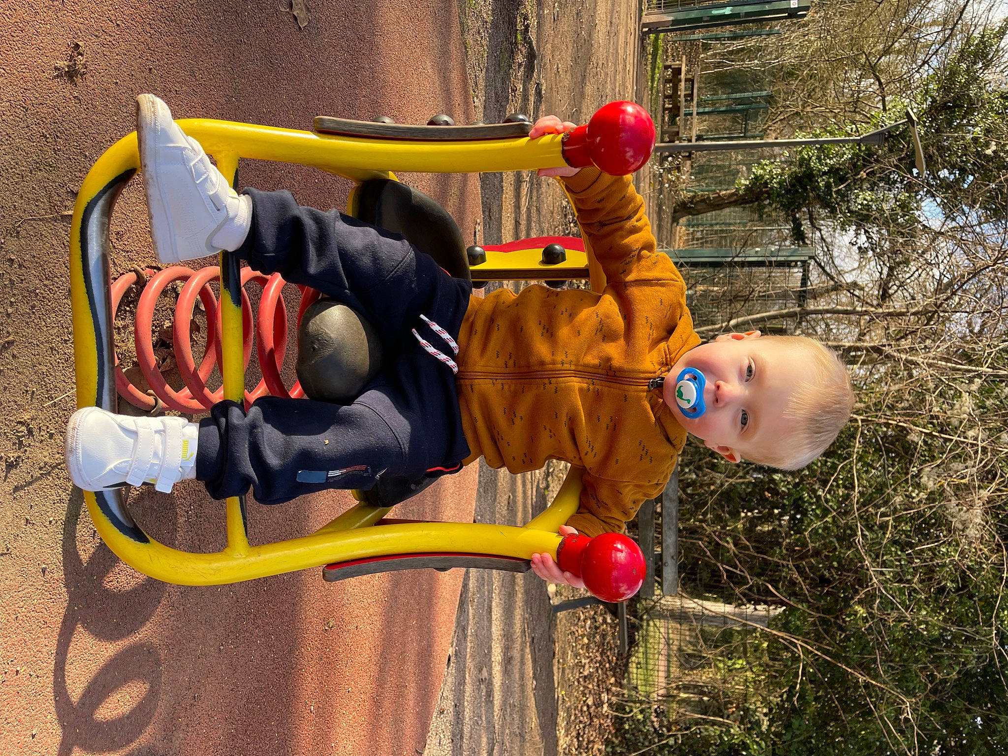 Thimeo participe au concours pour gagner de l'argent avec cette photo : boot, child, city, fun, grass, happy, jacket, leisure, outdoor_play_equipment, outdoor_shoe, people_in_nature, person, plant, play, playground, recreation, shoe, sneakers, toddler, tree