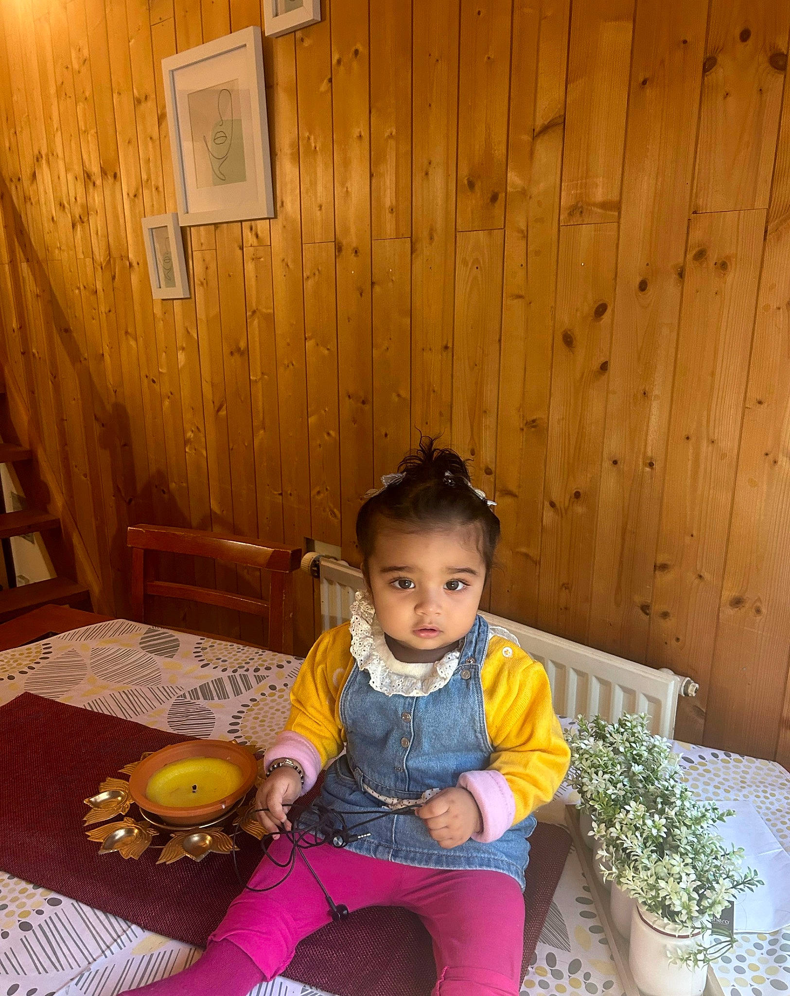 Krishvi participe au concours pour gagner de l'argent avec cette photo : baby, baby_toddler_clothing, chair, child, flooring, flowerpot, fun, happy, hardwood, houseplant, leisure, person, plant, play, room, sitting, snapshot, tableware, toddler, wood