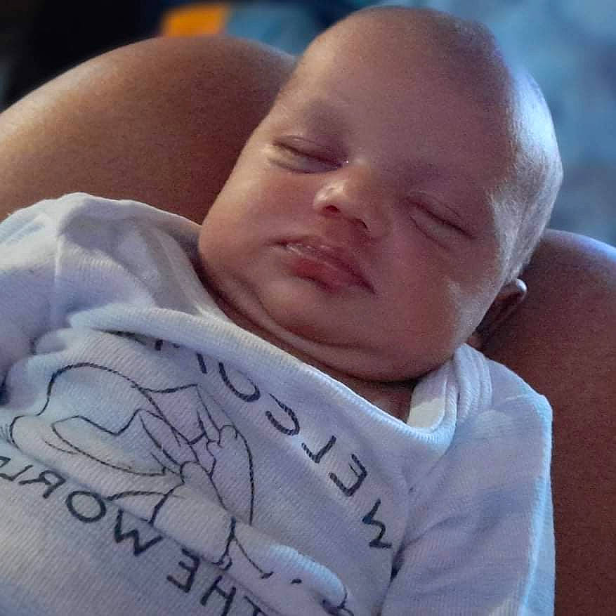 Maël participe au concours pour gagner de l'argent avec cette photo : baby, baby_products, baby_sleeping, beauty, bedtime, cheek, child, comfort, ear, finger, happy, human, human_body, linens, lip, mouth, nose, person, skin, smile