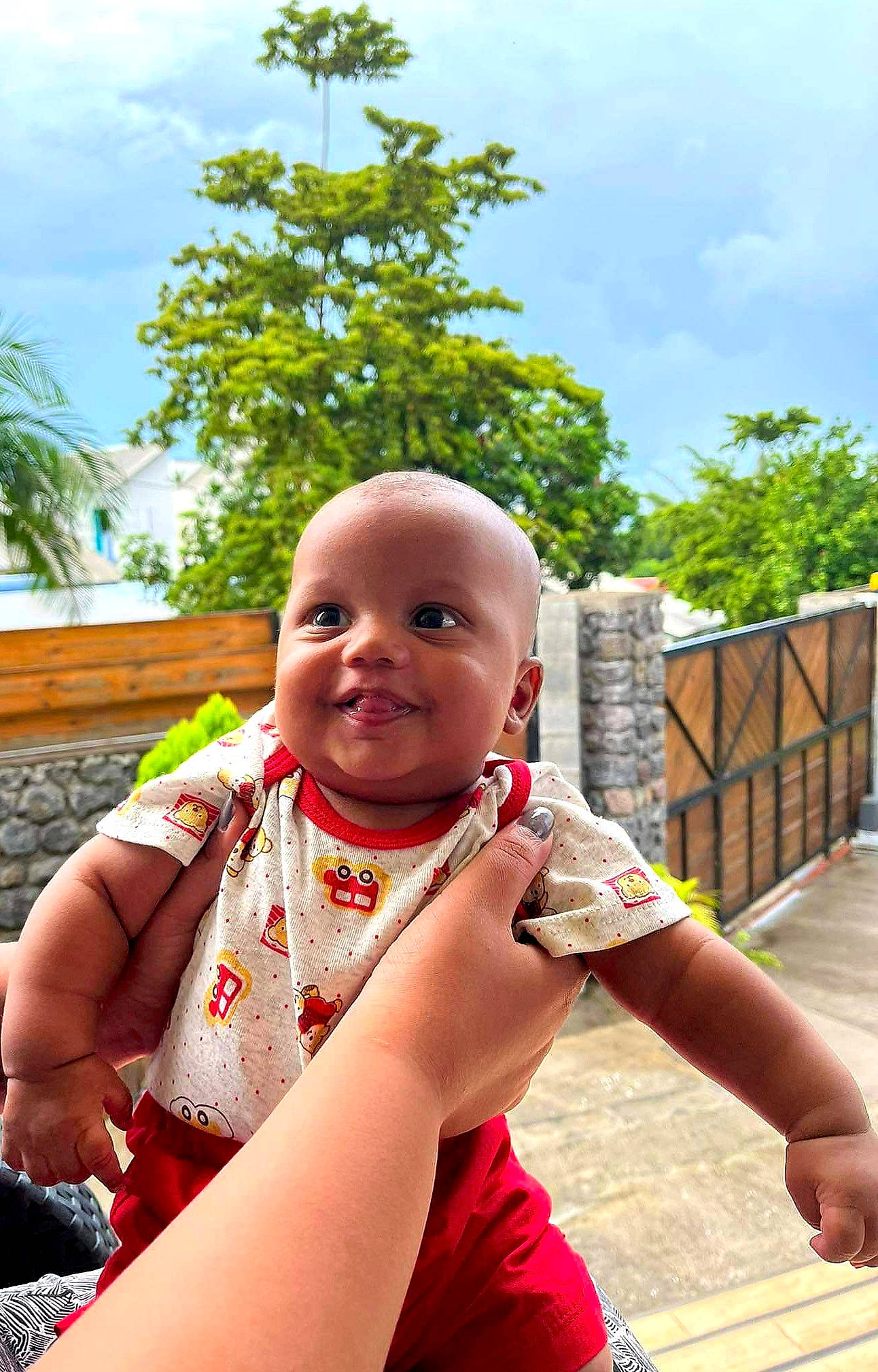 Maël participe au concours pour gagner de l'argent avec cette photo : baby, baby_toddler_clothing, child, cloud, fun, gesture, grass, happy, joy, leisure, people_in_nature, person, plant, recreation, sitting, skin, sky, smile, summer, toddler