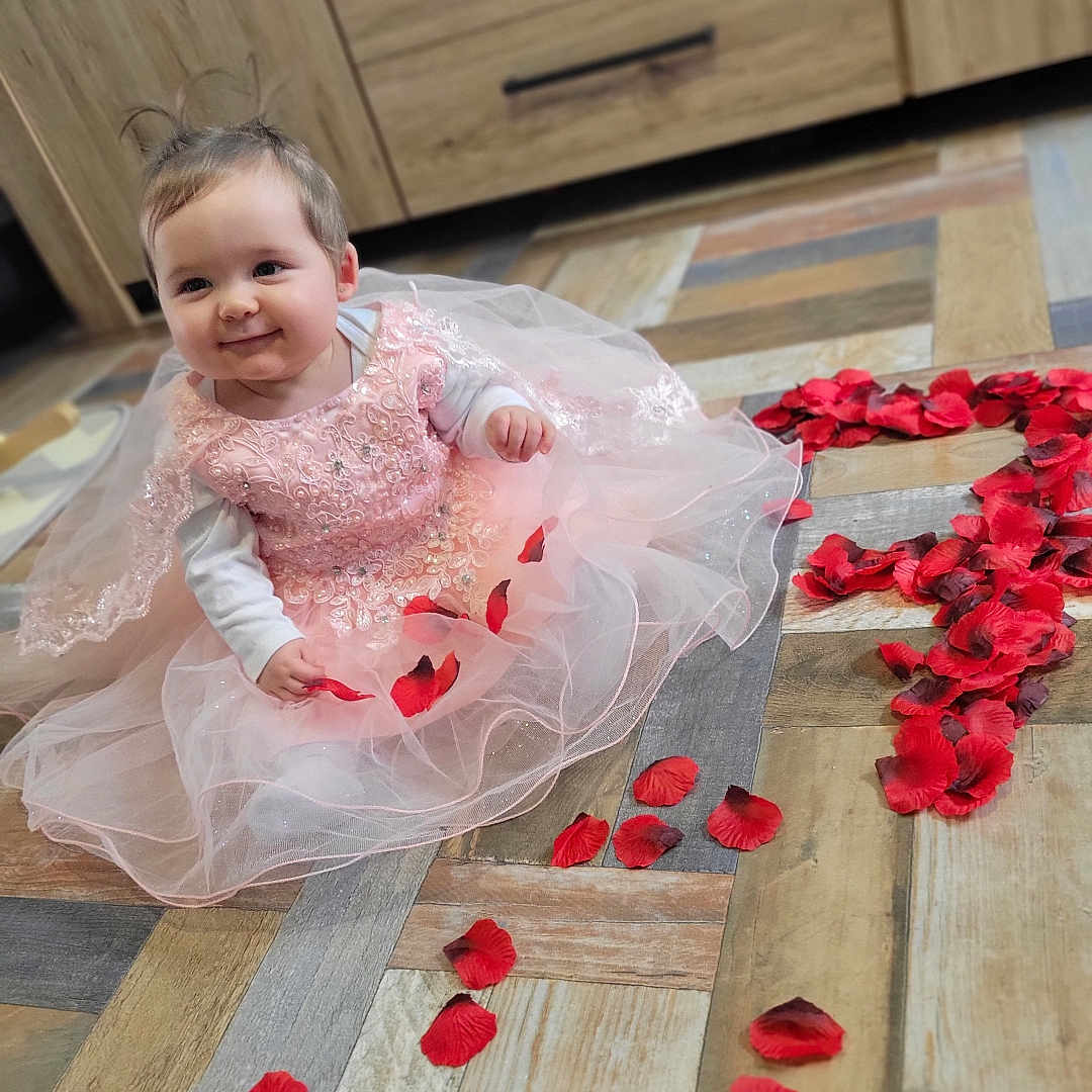 Mayanna a rejoint le concours — aidez-le/la à gagner de superbes lots ! baby, clothing, dress, face, fashion, flower, flowerarrangement, flowerbouquet, formalwear, gown, hardwood, head, indoors, interiordesign, person, petal, photography, plant, portrait, wood