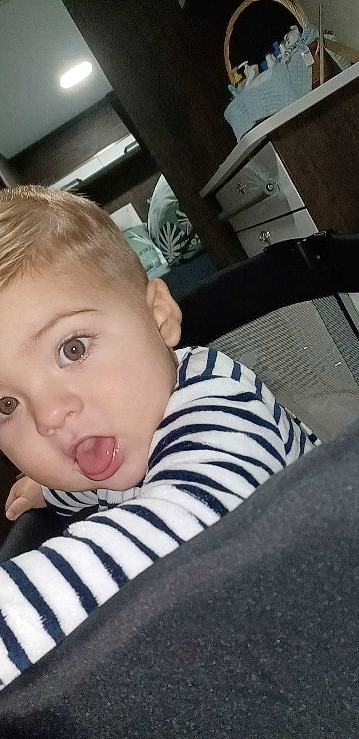 Myway participe au concours pour gagner de l'argent avec cette photo : auto_part, automotive_tire, baby, baby_toddler_clothing, bumper, car_seat, cheek, child, comfort, eyelash, fun, happy, lip, nose, person, sitting, sleeve, surprise, t_shirt, toddler