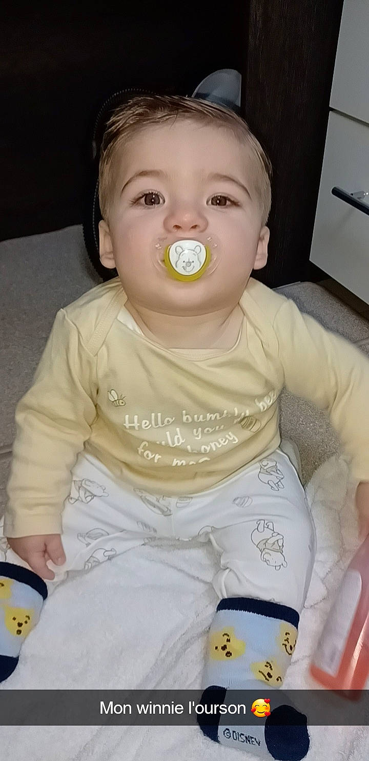 Myway participe au concours pour gagner de l'argent avec cette photo : baby, baby_products, baby_toddler_clothing, cheek, child, chin, ear, eye, facial_expression, fun, happy, head, iris, nose, person, product, sitting, skin, sleeve, t_shirt