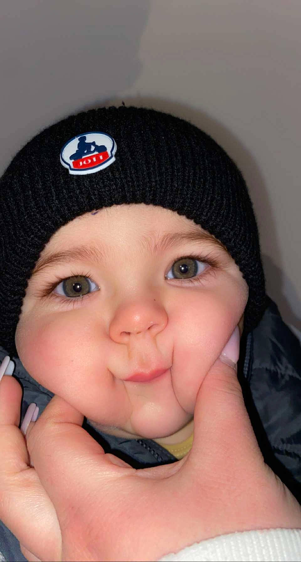 Myway participe au concours pour gagner de l'argent avec cette photo : baby, cap, cheek, electric_blue, eye, eyelash, gesture, hand, happy, headgear, headwear, knit_cap, lip, nail, nose, organ, outerwear, person, skin, smile