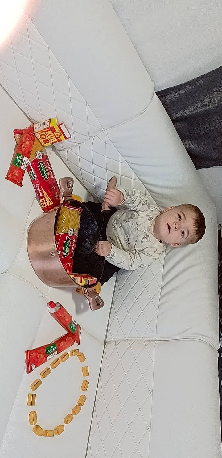 Myway participe au concours pour gagner de l'argent avec cette photo : art, bed, bed_sheet, bedding, bedroom, ceiling, child, comfort, couch, flooring, illustration, linens, paper, paper_product, pattern, person, pillow, room, t_shirt, textile