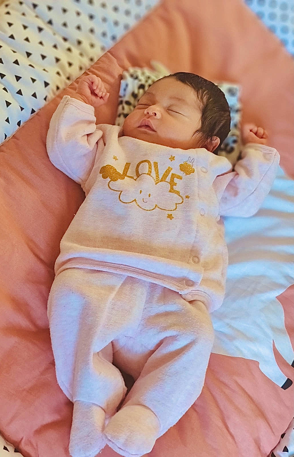 Emy a rejoint le concours — aidez-le/la à gagner de superbes lots ! abdomen, baby, baby_toddler_clothing, child, comfort, couch, eye, face, finger, happy, head, human_leg, knee, linens, person, pink, skin, sleeve, textile, thigh