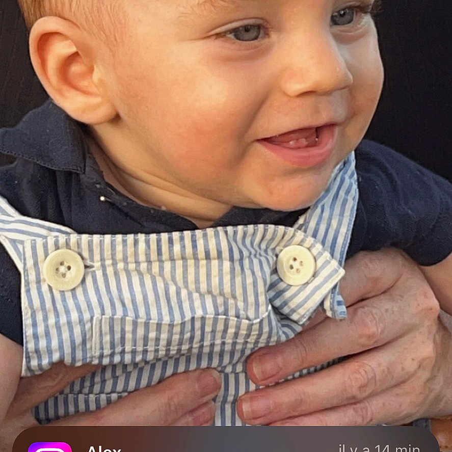 Noah a rejoint le concours — aidez-le/la à gagner de superbes lots ! accessories, advertisement, baby, bodypart, businesscard, face, finger, hand, happy, head, jewelry, newborn, paper, person, photography, portrait, poster, publication, ring, text
