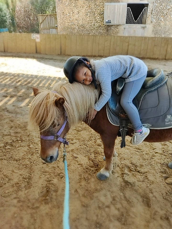 Tiana participe au concours pour gagner de l'argent avec cette photo : animal_sports, bit, bridle, electric_blue, equestrian_sport, equestrianism, fashion_accessory, headwear, horse, horse_supplies, horse_tack, landscape, livestock, mane, mare, pack_animal, person, recreation, rein, saddle