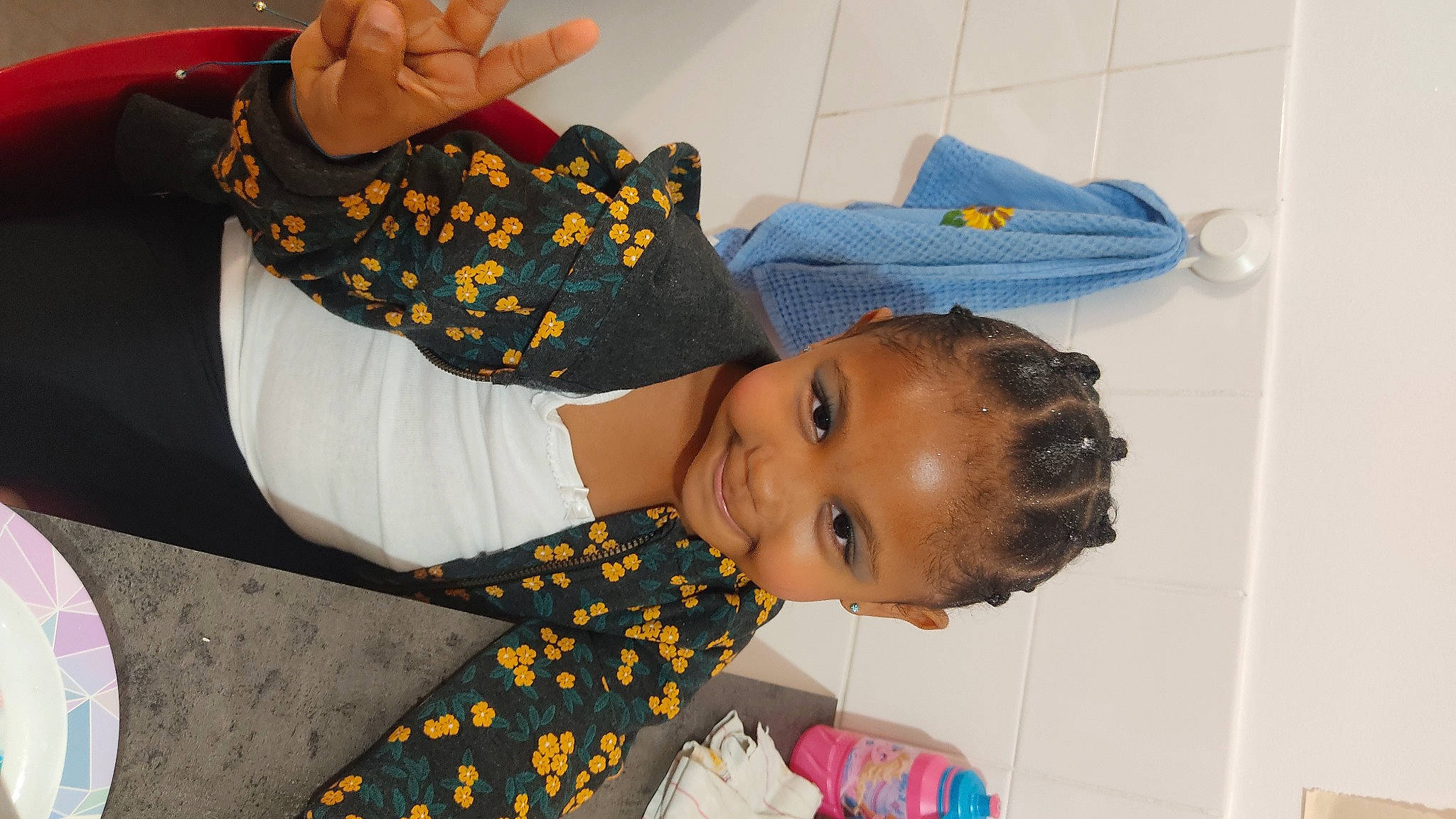 Tiana a rejoint le concours — aidez-le/la à gagner de superbes lots ! child, event, fun, gesture, happy, joy, person, room, smile, thumb, toddler, tradition