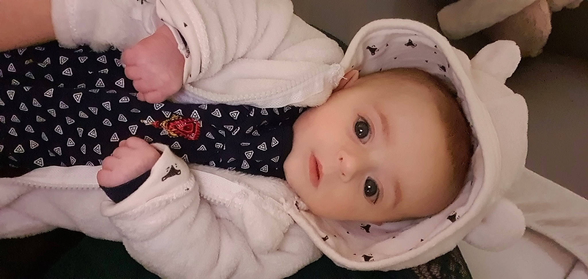 Meï a rejoint le concours — aidez-le/la à gagner de superbes lots ! baby, baby_toddler_clothing, cheek, child, collar, comfort, dress_shirt, eyebrow, eyelash, fur, happy, iris, lip, nose, pattern, person, portrait_photography, sleeve, textile, toddler