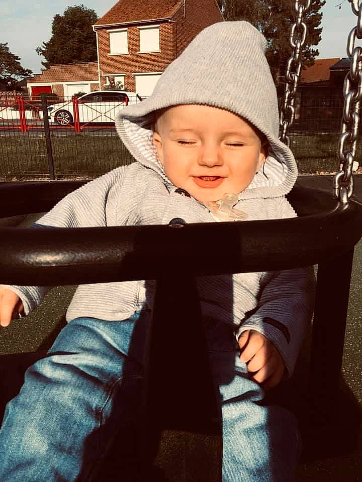 Mylan a rejoint le concours — aidez-le/la à gagner de superbes lots ! baby, child, child_model, happy, hat, headgear, headwear, outdoor_play_equipment, people, person, photography, play, playground, public_space, recreation, sitting, smile, swing, toddler, tree