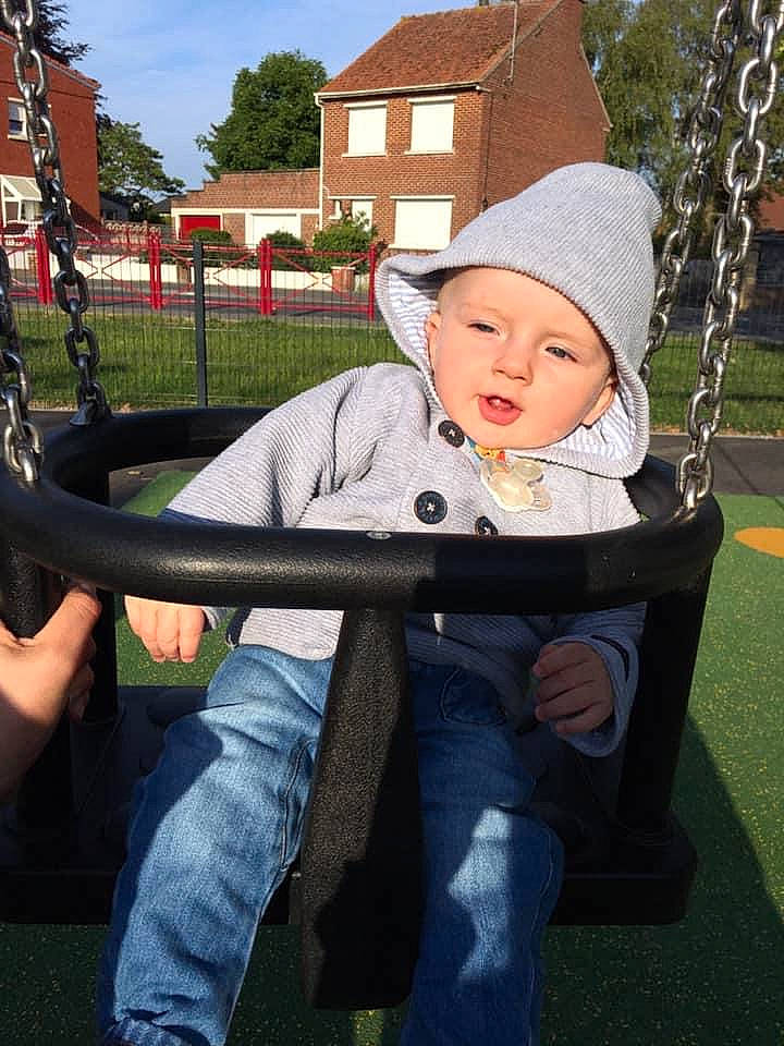 Mylan participe au concours pour gagner de l'argent avec cette photo : baby, child, headwear, outdoor_play_equipment, person, play, playground, public_space, recreation, swing, toddler