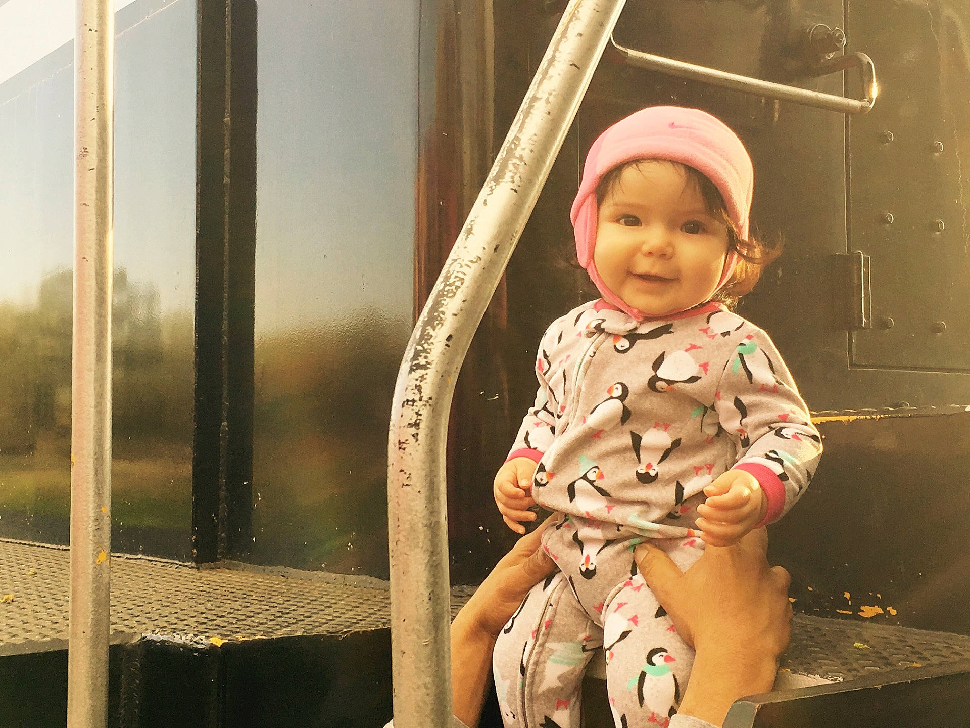 Isabel is registered to the contest to win money with this photo: child, human_positions, image, infant, male, people, person, sitting, toddler