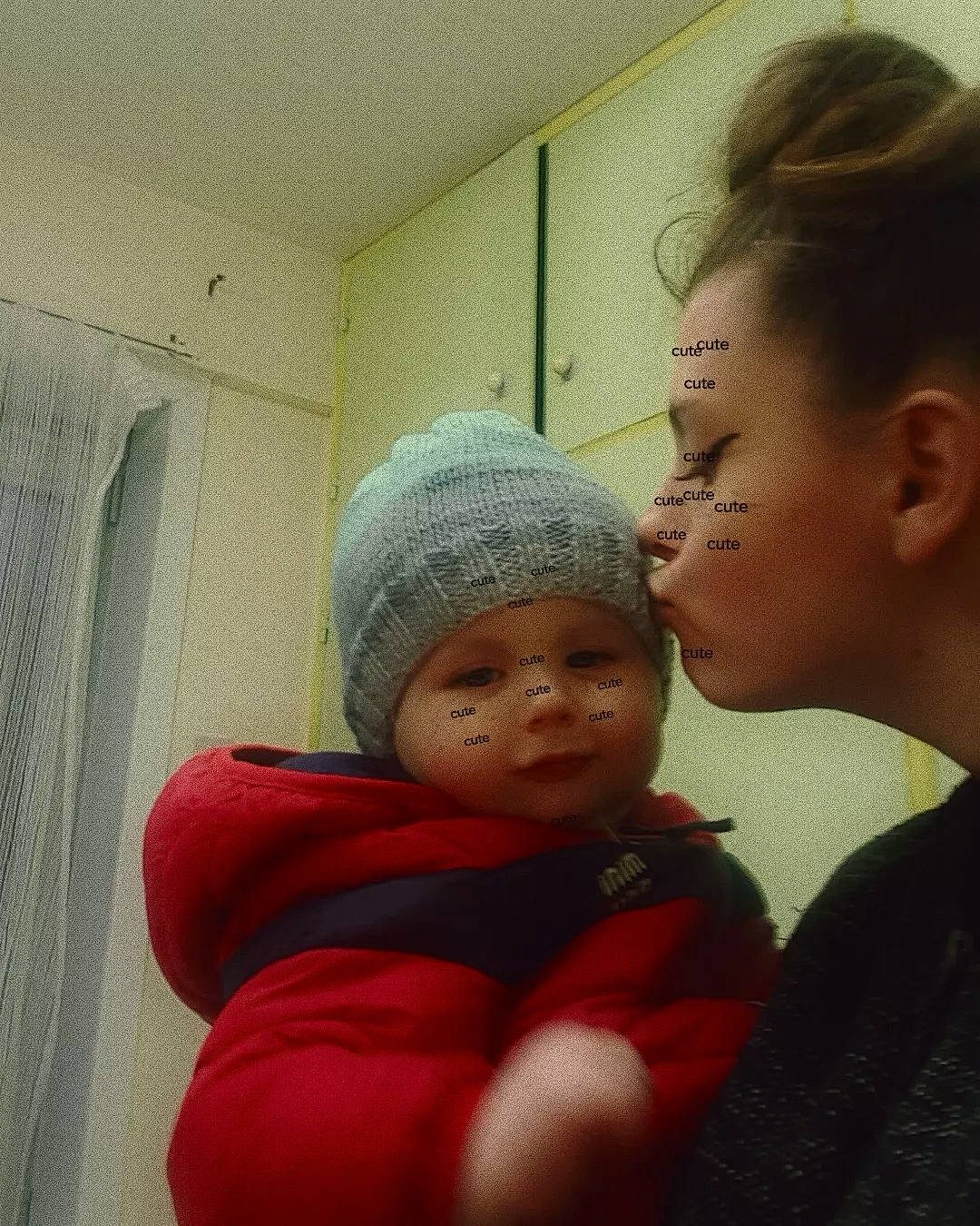 Victor participe au concours pour gagner de l'argent avec cette photo : baby, beanie, cap, cheek, child, comfort, ear, family, fun, happy, headwear, human_body, knit_cap, mouth, nose, person, room, sitting, smile, toddler