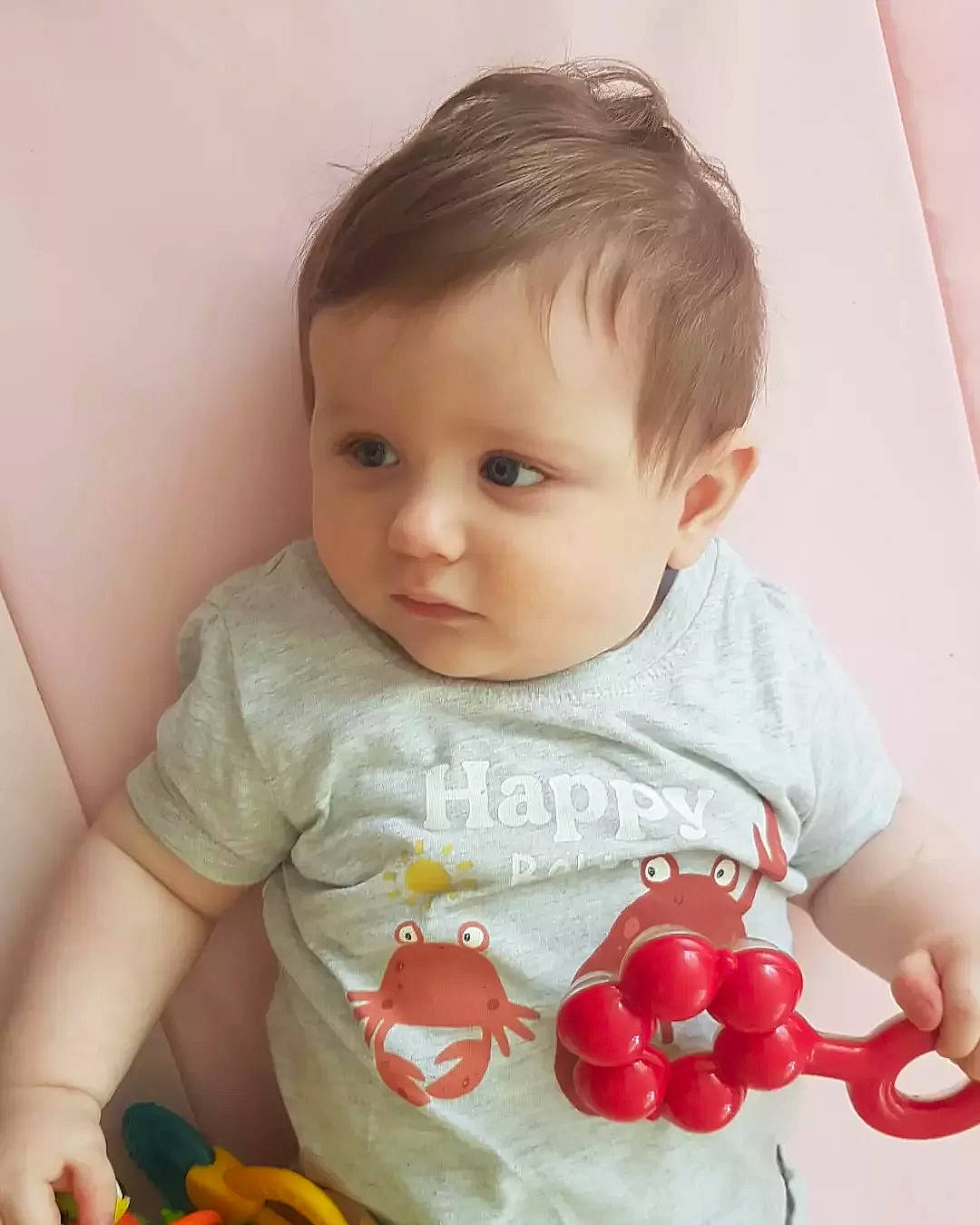 Victor participe au concours pour gagner de l'argent avec cette photo : arm, baby, baby_toddler_clothing, beauty, cheek, child, facial_expression, fruit, happy, lip, natural_foods, nose, organ, person, plant, sitting, skin, sleeve, superfood, toddler