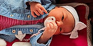 Kessy a rejoint le concours — aidez-le/la à gagner de superbes lots ! baby, birth, child, finger, hand, jeans, mouth, toddler