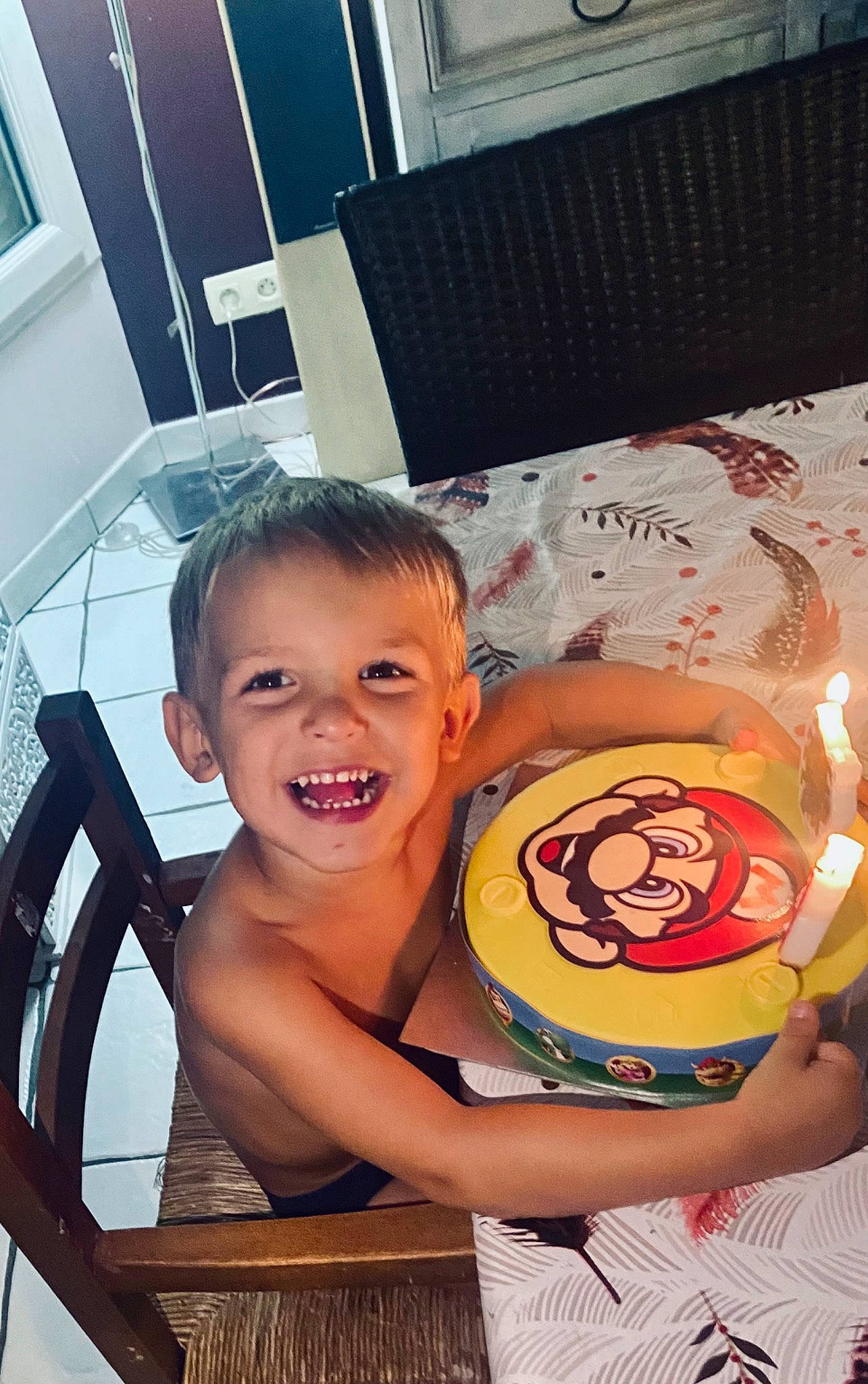 Luca participe au concours pour gagner de l'argent avec cette photo : automotive_design, chair, chest, child, cuisine, dish, eyewear, finger_food, fun, happy, ingredient, joy, junk_food, leisure, mouth, person, room, sitting, smile, thigh
