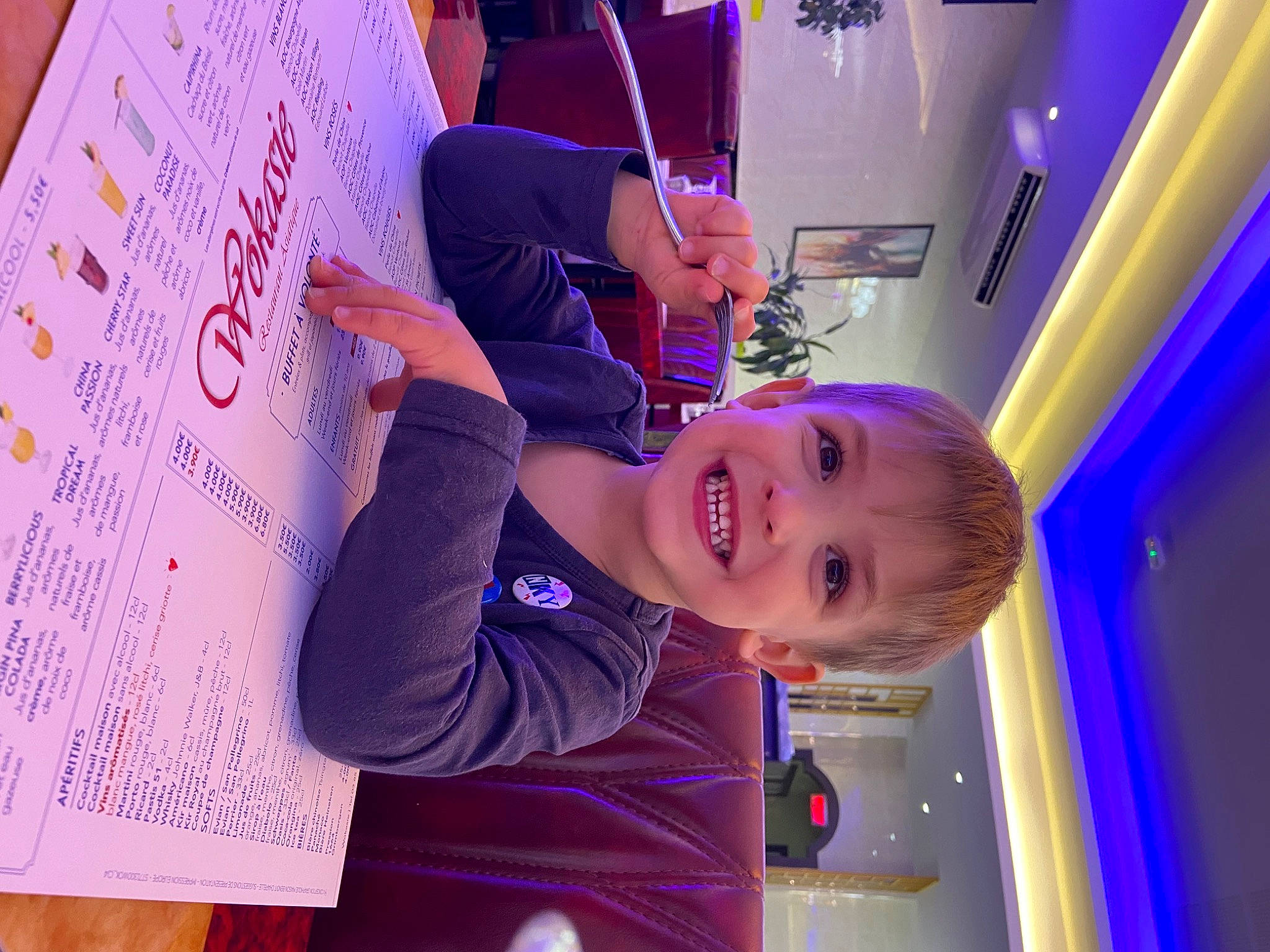 Luca participe au concours pour gagner de l'argent avec cette photo : beauty, ceiling, child, elbow, electric_blue, font, fun, happy, joy, machine, magenta, person, pink, purple, room, smile, snapshot, space, thumb, toddler