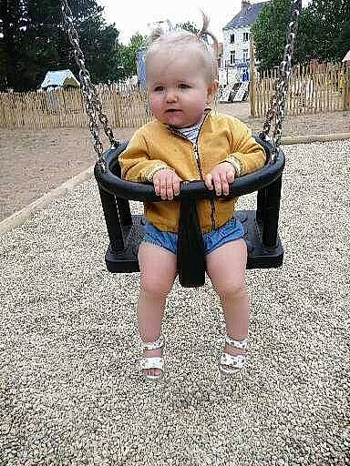 Mayleen participe au concours pour gagner de l'argent avec cette photo : baby, baby_carriage, baby_toddler_clothing, child, city, eye, fun, gesture, grass, happy, leisure, outdoor_play_equipment, person, playground, recreation, sky, sleeve, swing, thumb, toddler