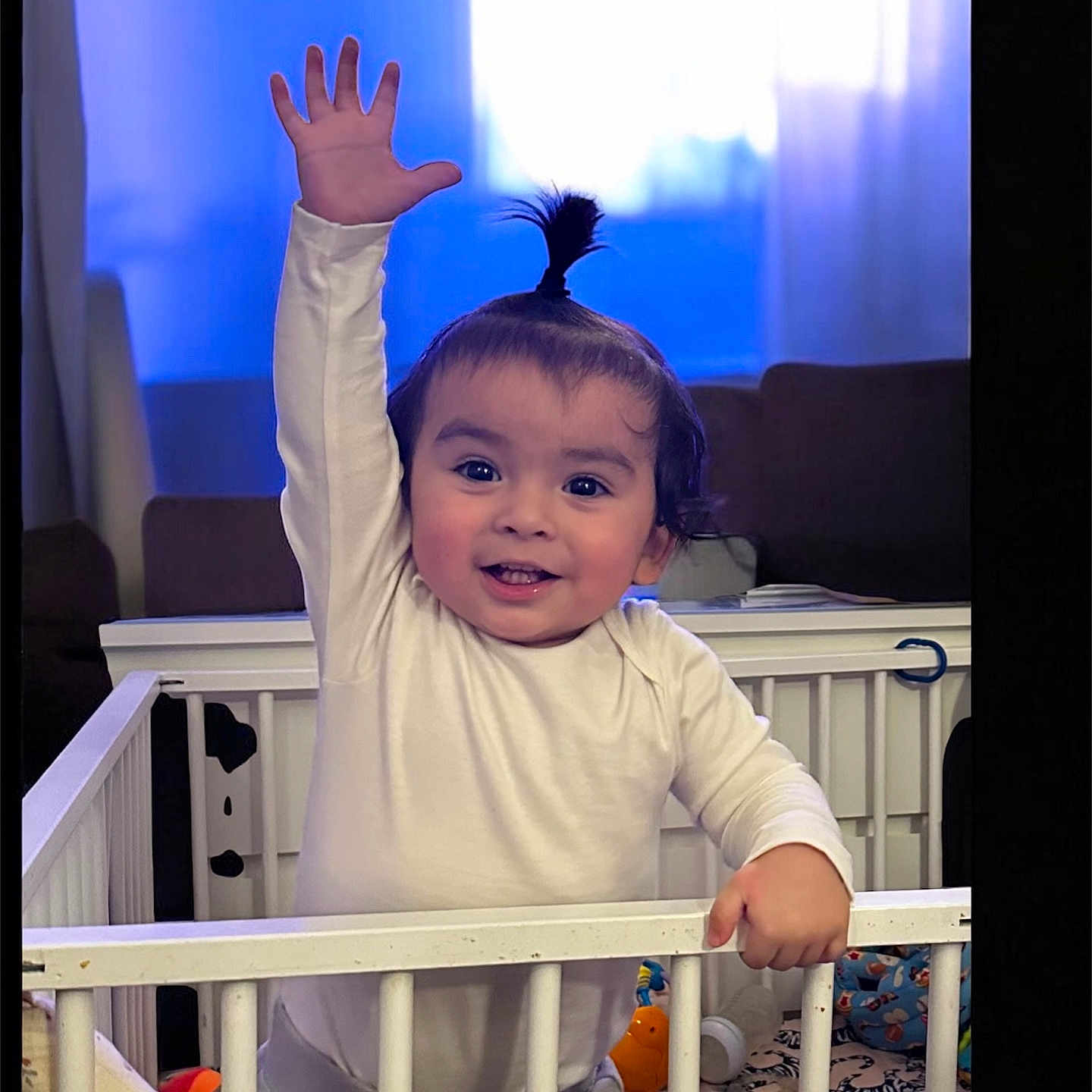 Mathieu Gabriel a rejoint le concours — aidez-le/la à gagner de superbes lots ! baby, blanket, child, clothing, crib, cute, face, furniture, gesture, hair, hand, happy, indoor, pajamas, person, playroom, raising_hand, smiling, toddler, toys