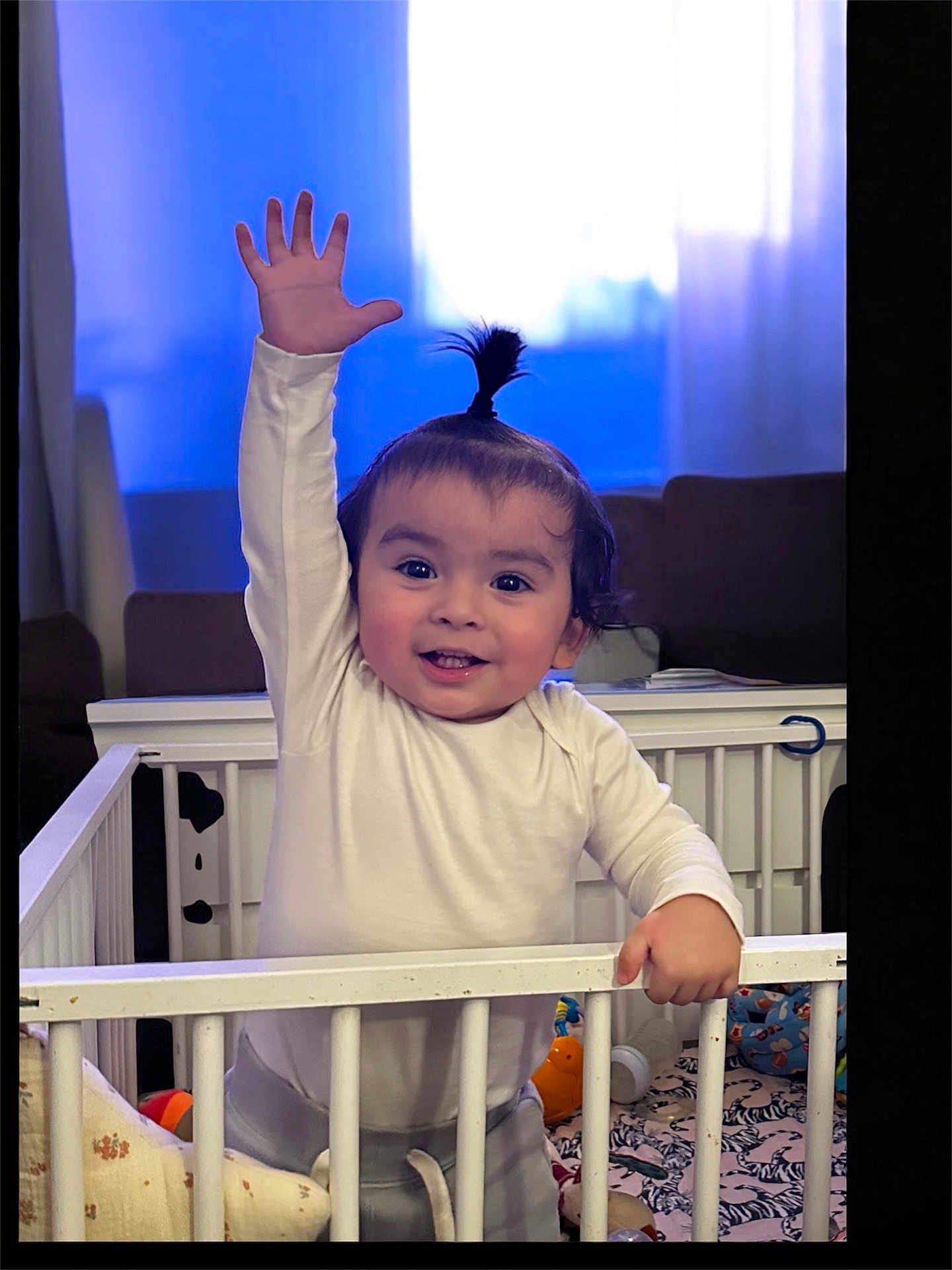 Mathieu Gabriel a rejoint le concours — aidez-le/la à gagner de superbes lots ! toddler, child, crib, toys, blanket, smiling, happy, indoor, baby, person, hand, clothing, face, hair, gesture, pajamas, furniture, playroom, cute, raising_hand