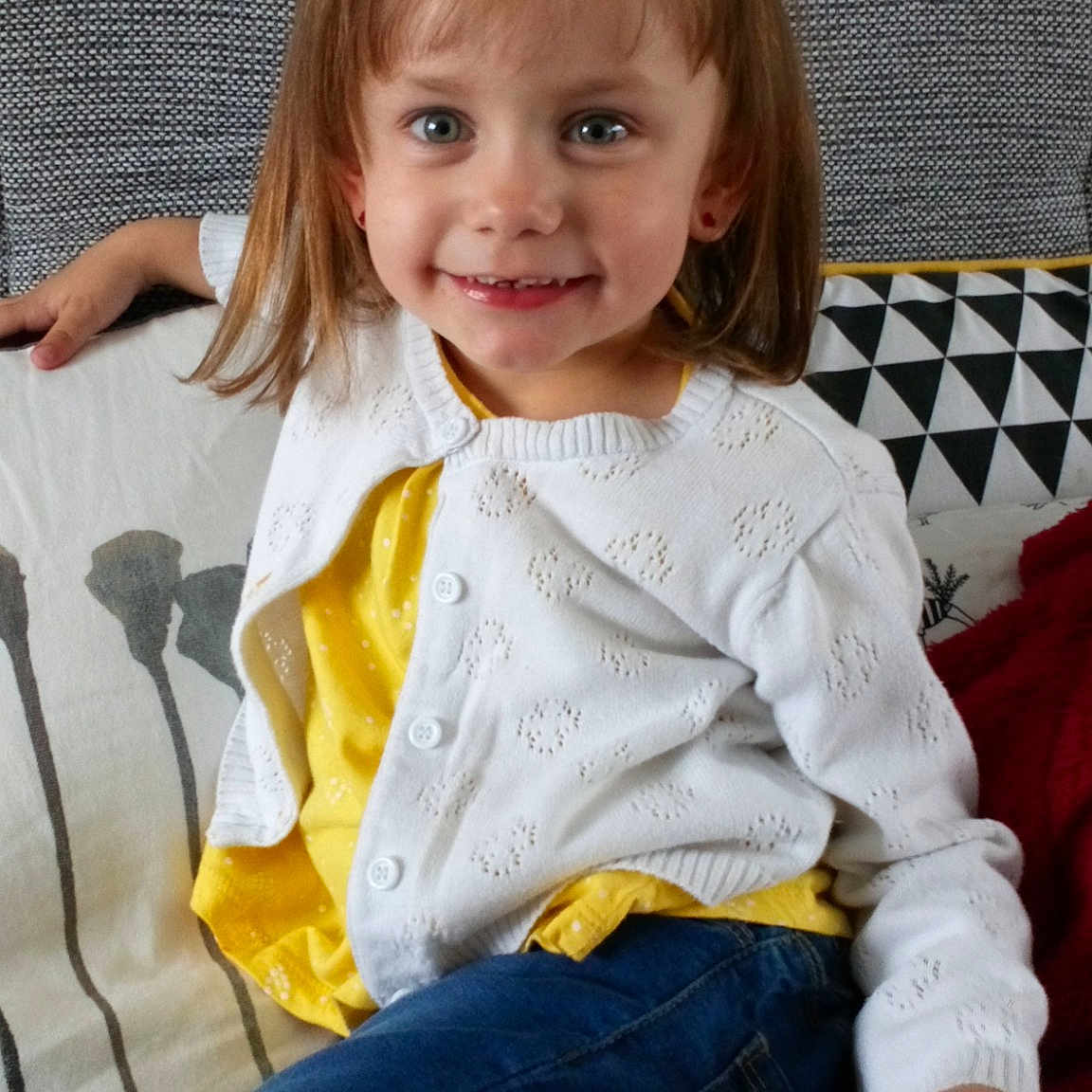 Louane a rejoint le concours — aidez-le/la à gagner de superbes lots ! child, child_model, day, fun, girl, human_hair_color, infant, joy, outerwear, pattern, person, product, sitting, skin, smile, standing, toddler