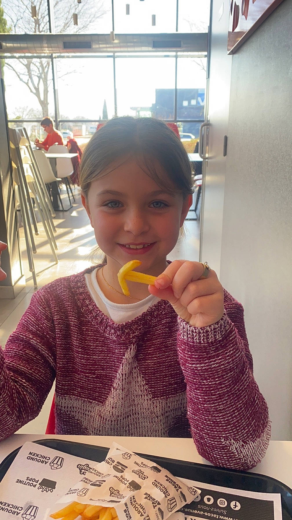 Kelia participe au concours pour gagner de l'argent avec cette photo : chair, child, comfort_food, cuisine, dish, finger, food, food_craving, fruit, gesture, happy, joy, lip, person, plate, smile, sweetness, t_shirt, table, tableware