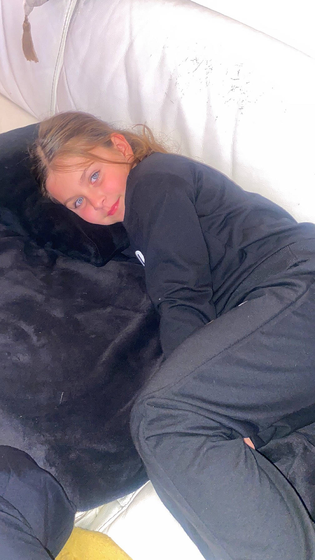 Kelia a rejoint le concours — aidez-le/la à gagner de superbes lots ! blond, comfort, elbow, electric_blue, freezing, fun, hairstyle, head, human_leg, joint, joy, knee, long_hair, mouth, person, recreation, sitting, sleeve, smile, textile