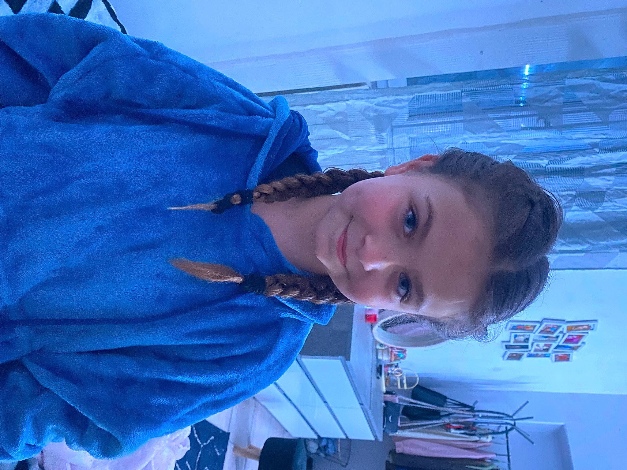 Kelia a rejoint le concours — aidez-le/la à gagner de superbes lots ! azure, elbow, electric_blue, eyelash, fun, happy, joy, leisure, person, recreation, sleeve, smile, water, white