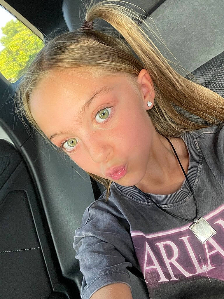 Lizy a rejoint le concours — aidez-le/la à gagner de superbes lots ! auto_part, automotive_design, beauty, blond, brown_hair, child, chin, eyebrow, eyelash, eyewear, flash_photography, fun, grass, jewellery, lip, long_hair, motor_vehicle, mouth, person, steering_wheel