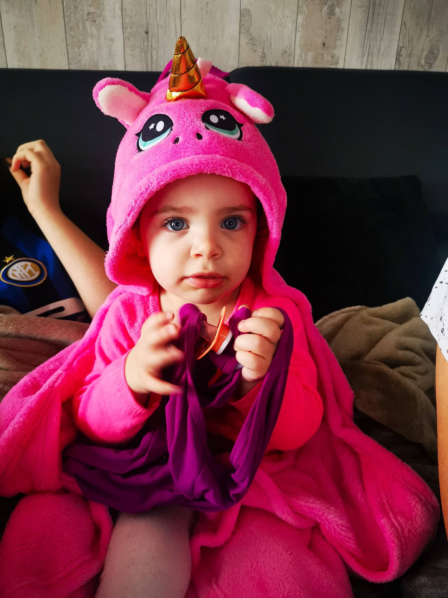 Ariana a rejoint le concours — aidez-le/la à gagner de superbes lots ! beanie, cap, cheek, child, child_model, cool, costume, ear, fun, hand, hat, head, headgear, headwear, magenta, outerwear, person, photography, pink, purple