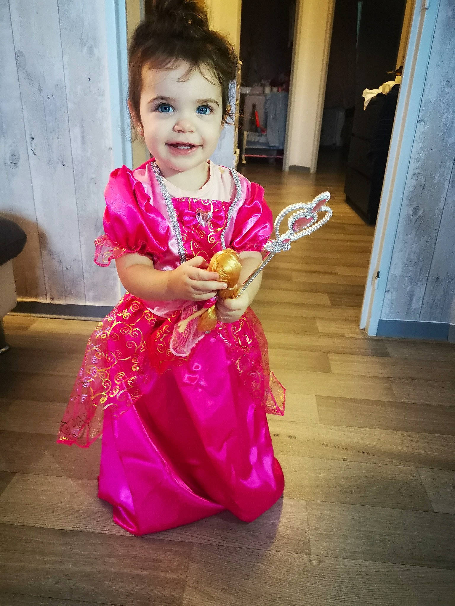 Ariana participe au concours pour gagner de l'argent avec cette photo : child, child_model, costume, dress, fun, joy, magenta, person, pink, play, smile, toddler