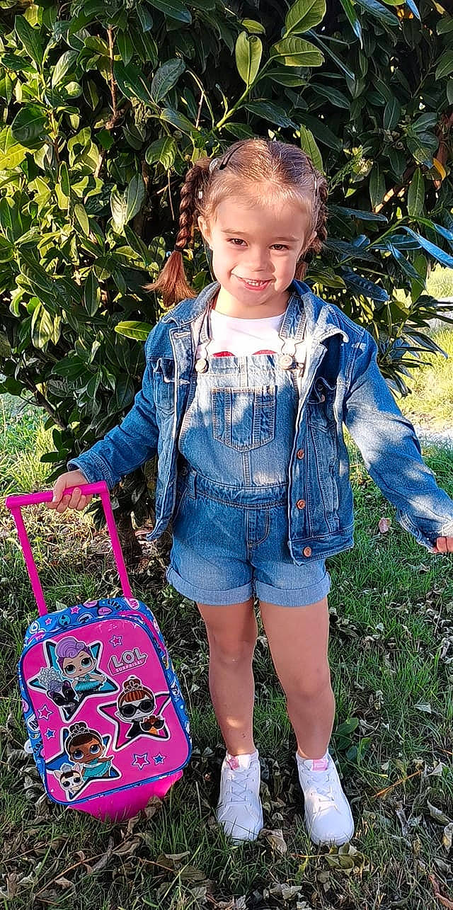 Kélya participe au concours pour gagner de l'argent avec cette photo : bag, cool, denim, eye, face, fun, grass, green, happy, joy, luggage_and_bags, outerwear, people_in_nature, person, plant, shoe, sleeve, street_fashion, summer, t_shirt