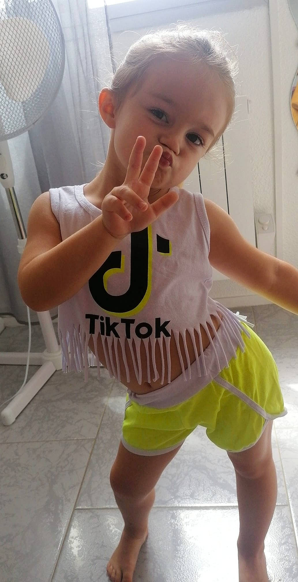 Kélya a rejoint le concours — aidez-le/la à gagner de superbes lots ! abdomen, active_tank, arm, baby_toddler_clothing, chest, gesture, happy, joint, knee, leg, person, shorts, sleeve, sleeveless_shirt, sportswear, t_shirt, thigh, trunk, waist, wrist