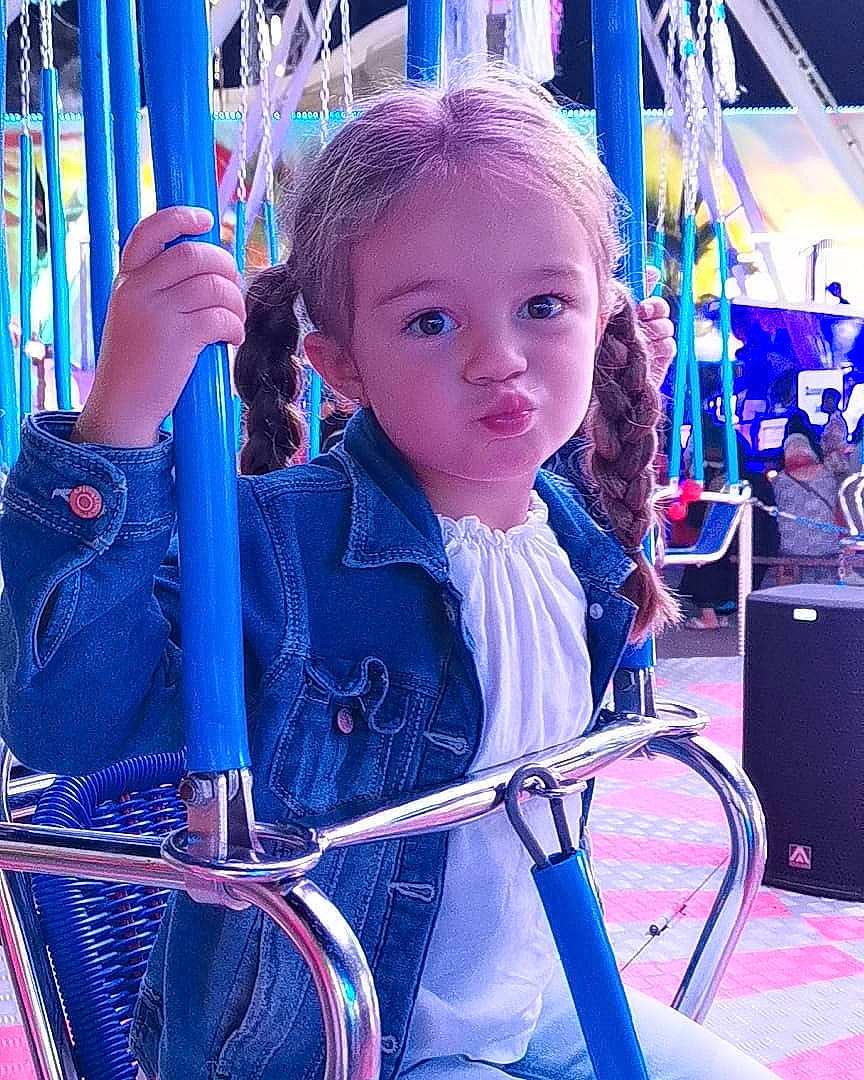 Kélya a rejoint le concours — aidez-le/la à gagner de superbes lots ! audio_equipment, azure, blue, child, city, cool, electric_blue, fun, leisure, magenta, organ, person, product, purple, recreation, snapshot, standing, street_fashion, toddler, vacation
