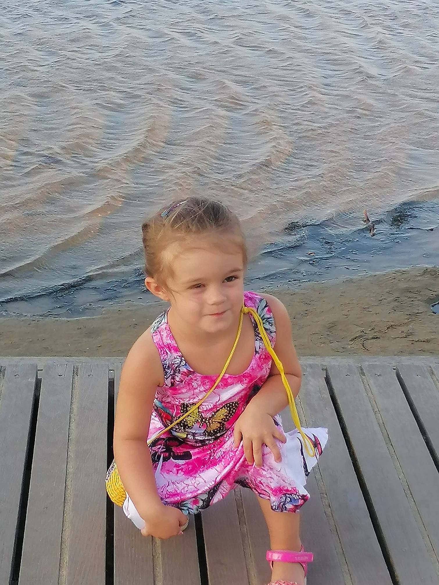 Kélya participe au concours pour gagner de l'argent avec cette photo : baby_toddler_clothing, barefoot, beauty, child, foot, fun, happy, human_leg, lake, leisure, magenta, person, pink, sitting, skin, summer, toddler, travel, vacation, water